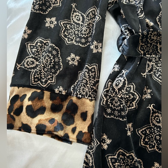 Leopard Print Velvet Robe - Picture 2 of 6